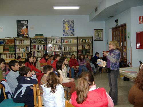 Carmen Ramos en la biblioteca de TORREPEROGIL de Jaén