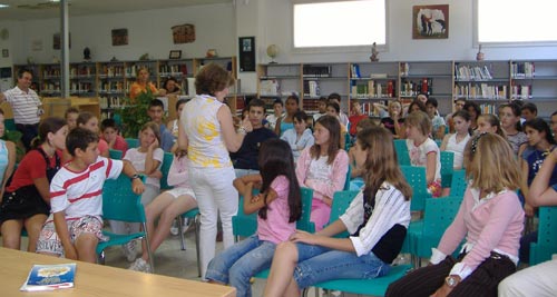 La escritora Carmen Ramos en la bibliotecade La Cala de Mijas