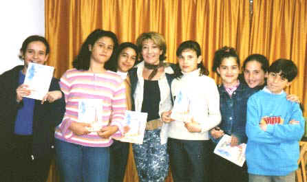 Carmen Ramos junto con un grupo de lectores.