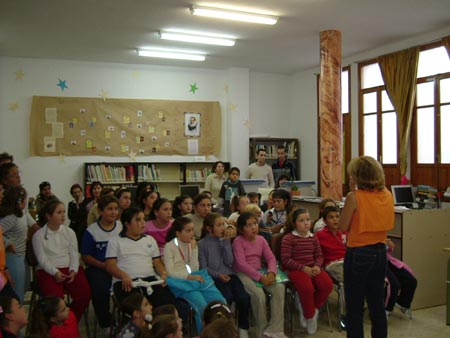 Carmen Ramos con los lectores de Cuevas del Becerro