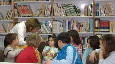 La autora Carmen Ramos con los lectores