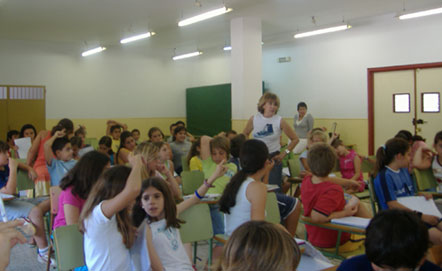 La escritora entre los lectores del colegio.