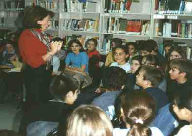 Carmen habla con los niños de las Lagunas.