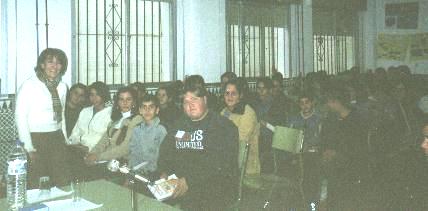 Carmen junto a los alumnos de Periana.