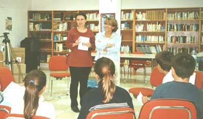 Carmen Ramos en la biblioteca de EL BORGE