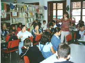 Nios en la biblioteca de La Cala