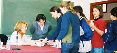 Carmen Ramos firmando libros en el Instituto  Las Vias